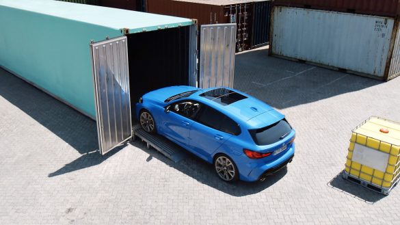 BMW 1er fährt auf Rampe in Container