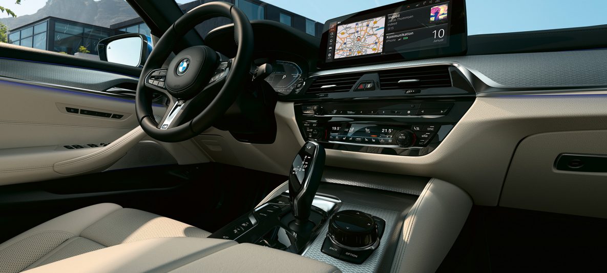 Informationsdisplay & Sport-Lederlenkrad BMW 5er Limousine G30 Facelift 2020 Interieur