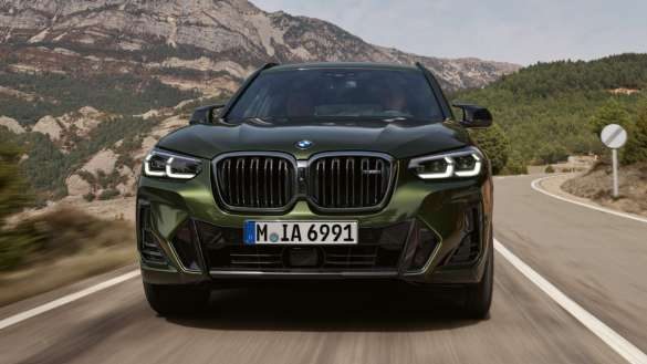 BMW X3 M40i M40d G01 LCI Facelift 2021 Malachitgrün metallic M Sportfahrwerk Frontansicht fahrend